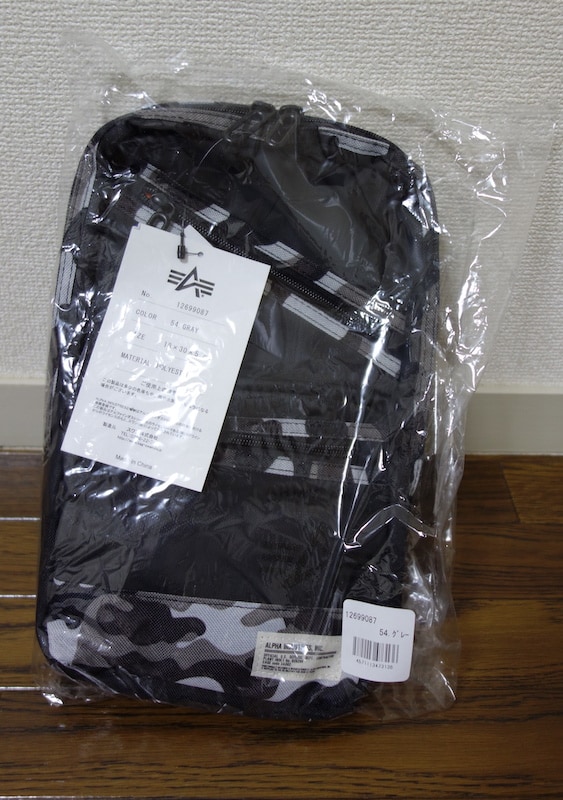 Alpha Industries ボディバッグ カーボンコート タテ型 12699087を触ってレビュー